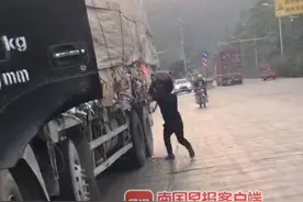广西退伍军人国道上紧急逼停一辆大货车，真相让人感动图片
