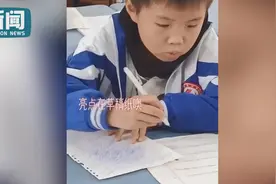 男孩数学考试磨刀式演算，一通划拉后写下答案，网友：这是思考的轨迹图片