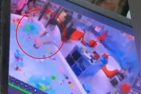 婴儿游泳池溺水挣扎3分多钟，家长：工作人员让妻子在门外等视频封面
