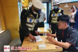 福州男子骑共享单车闯红灯，民警上门通报图片