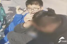 暖心！中学生救助摔倒男子陪等家人50分钟“担心他再出事！”图片
