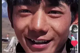 当一个漂亮的藏族男孩遭到围观图片