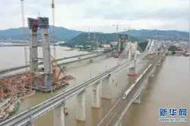 新建福厦铁路乌龙江大桥首榀钢箱梁架设成功「组图」图片