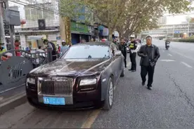 贵阳一劳斯莱斯违停，还用毛巾挡车牌！司机：我怕别人拍抖音图片