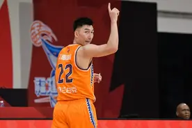上海官方：可兰白克左髌骨骨裂 预计需8周时间恢复图片