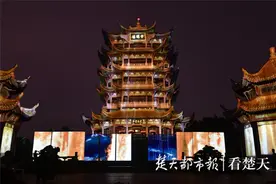 时隔半年重返武汉，“京兵强将”体验《夜上黄鹤楼》欣赏长江灯光秀图片