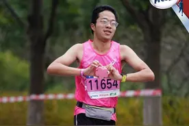钱报跑团｜他要陪准女友完成首马：我来了，你一定别放弃图片