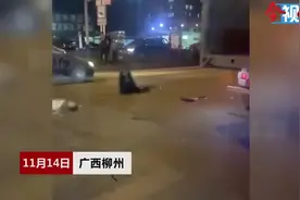 柳州街头这一幕太吓人，电动车上两人被撞飞，伤势严重图片