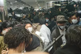 日本服装品牌名古屋店被“挤爆”，日网民：以为是中国，结果是日本图片