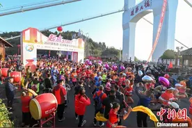 2020吉首矮寨大桥马拉松赛开赛图片