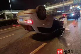越野车猛撞绿化带后“四脚朝天”，驾车女子涉嫌醉驾图片