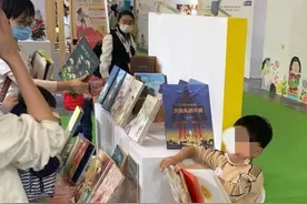 硬封面大开本全铜版纸，一本上百元，奢侈化童书谁在读？图片