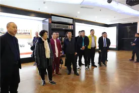 余克俊先生向成都市地方志编纂委员会办公室捐赠书籍图片