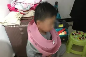 这……义乌这个好奇宝宝，把坐便器套头上，卡住了图片