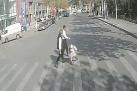 孩子90度鞠躬致谢，青岛这一幕言传身教真暖心图片