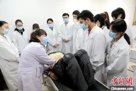 陕西中医药大学临床学子扎根基层服务民众图片