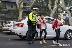 收到男孩零花钱买的礼物后，民警的回礼太可爱图片