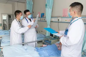 路人当街晕倒 兰大二院医护夫妻上演紧急救援图片