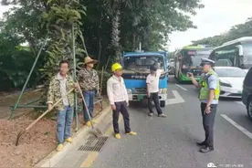 数千元现金被风吹散街头，他们出现了图片