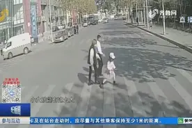 暖心！青岛公交车斑马线前为一家三口让行，后来的一幕温暖全城视频封面