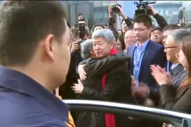 高校书记离任和校长含泪拥别，网友：想到成都大学不知说什么好图片