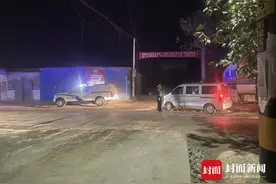 河南原阳6人被杀案追踪：警方封锁入村路口图片