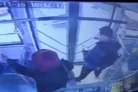 大连一乘客公交车上丢手机 陌生男子捡走后关机图片
