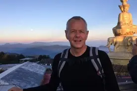 英媒关注驻重庆候任总领事勇救中国落水女大学生，中国驻英大使刘晓明点赞图片