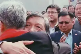 西安交大书记校长洒泪拥别引热议，校方：他们向来交好，场面感人图片