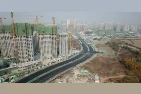 最宽双向八车道！济南奥体中路北延部分路段铺沥青！年底前快车道通车图片