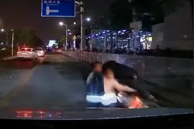 22秒丨急刹车！小孩从电动车上摔下险被私家车碾压视频封面