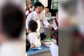 33秒丨超暖！男生考100全班为他欢呼，网友：孩子们是真心为他高兴视频封面