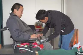 大学生带瘫痪父亲上学：已带6年 考研也要带上他图片