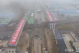 济宁内环高架西外环跨新兖铁路，东、西幅转体桥同时转体成功图片