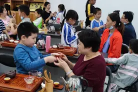 给父母敬一杯热茶，龙城街道开展亲子茶艺活动图片
