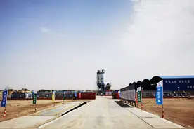 爱拼就会赢 中交四航局争当新疆乌尉高速公路建设排头兵 35团-若羌项目1标沥青下面层率先实现双幅贯通图片