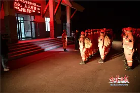 确保万无一失，长白山秋防夜巡在路上……图片