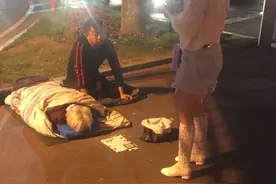 衣冠楚楚的乞讨者图片