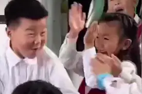 浙江这所学校，全班小朋友为考一百分的同学欢呼！网友纷纷点赞：“为别人的精彩鼓掌”也是一门必修课图片