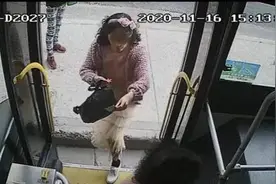 上海一乘客公交车上拒戴口罩，被警察带走图片