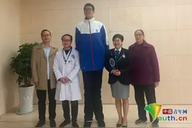 身高221.03厘米！四川14岁男孩破吉尼斯世界纪录图片