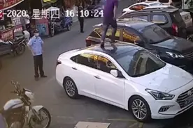 醉酒男车顶大跳“魔性舞蹈”借酒劲用剪刀砸3车玻璃与警察对峙图片