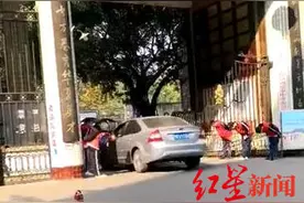 当地教体局回应“学生列队迎接老师开车入校还90度鞠躬”：已督促学校规范教育行为图片