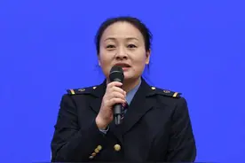 彝族列车长在国新办讲述扶贫：老乡说这趟火车是“致富车”图片
