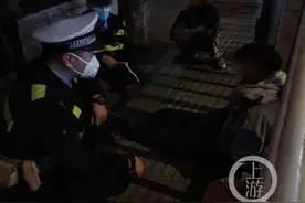 男子醉倒路边 被叫醒后瞬间坐直：不要告诉我老婆图片