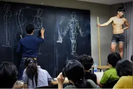 泰国一解剖学老师开绘画课 将真人搬上讲台图片