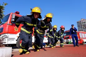追梦火焰蓝｜图集：福建三明：消防大比武 赛场比技能图片