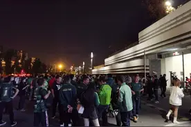 超甲附加赛开赛前半小时，看台上绿城球迷这样说：气势我们一定不会输图片