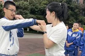拳击课进校园 学生大呼过瘾图片