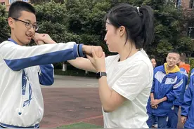 拳击课进校园 学生大呼过瘾图片